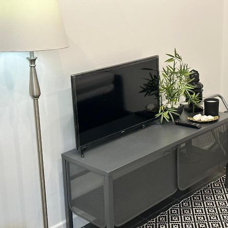 Modern Flat In Central Egham By Windsor Castle, Staines-Upon-Thames And Heathrow Airport Esterno foto