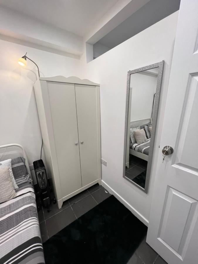 Modern Flat In Central Egham By Windsor Castle, Staines-Upon-Thames And Heathrow Airport Esterno foto