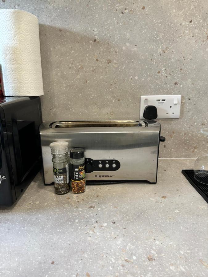 Modern Flat In Central Egham By Windsor Castle, Staines-Upon-Thames And Heathrow Airport Esterno foto