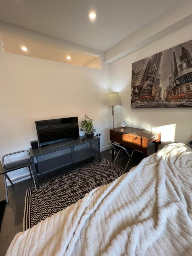 Modern Flat In Central Egham By Windsor Castle, Staines-Upon-Thames And Heathrow Airport Esterno foto