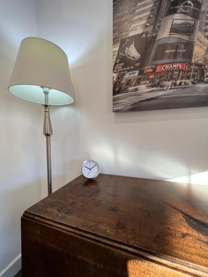 Modern Flat In Central Egham By Windsor Castle, Staines-Upon-Thames And Heathrow Airport Esterno foto