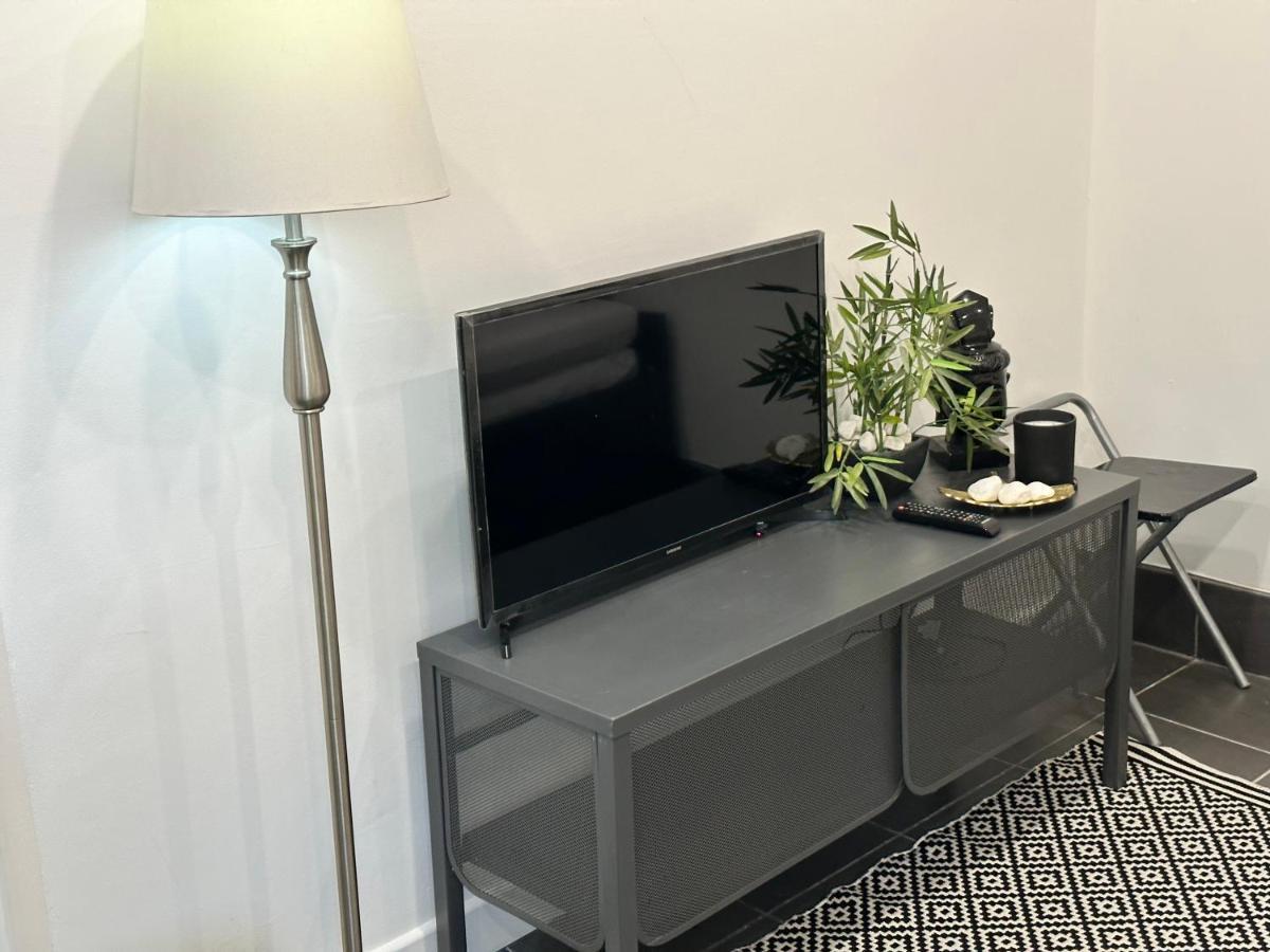 Modern Flat In Central Egham By Windsor Castle, Staines-Upon-Thames And Heathrow Airport Esterno foto