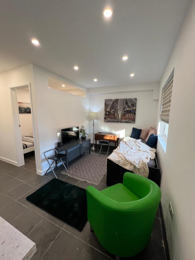 Modern Flat In Central Egham By Windsor Castle, Staines-Upon-Thames And Heathrow Airport Esterno foto