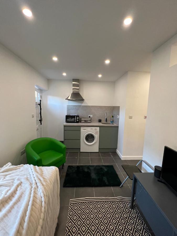Modern Flat In Central Egham By Windsor Castle, Staines-Upon-Thames And Heathrow Airport Esterno foto