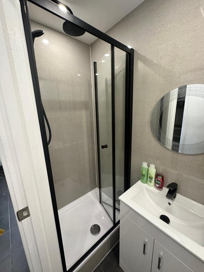 Modern Flat In Central Egham By Windsor Castle, Staines-Upon-Thames And Heathrow Airport Esterno foto
