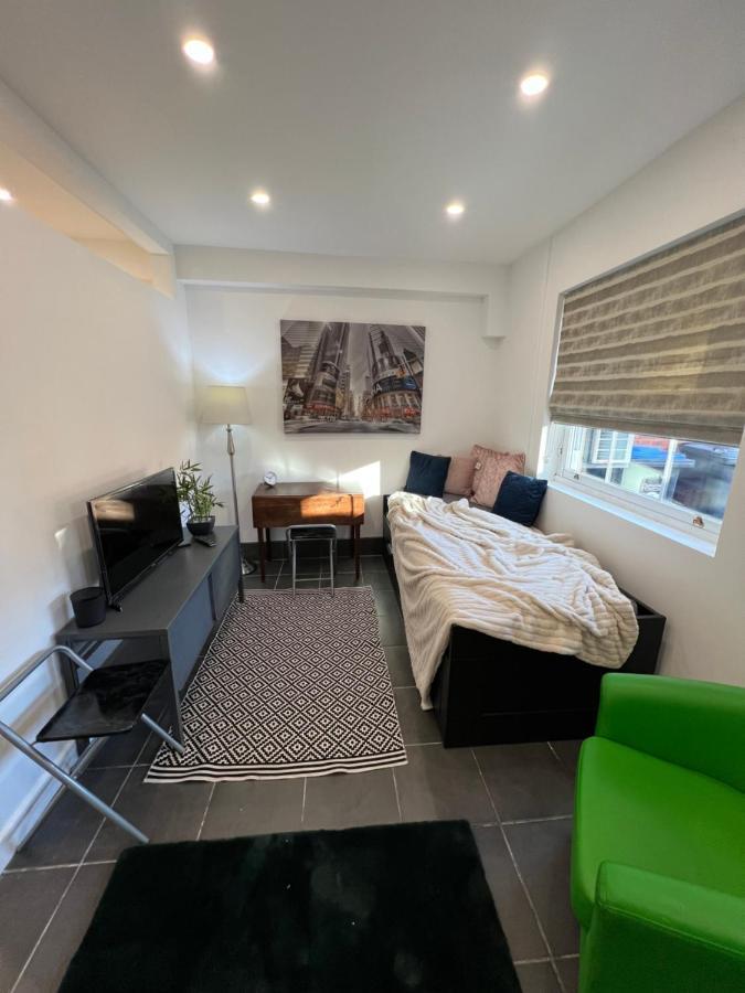 Modern Flat In Central Egham By Windsor Castle, Staines-Upon-Thames And Heathrow Airport Esterno foto