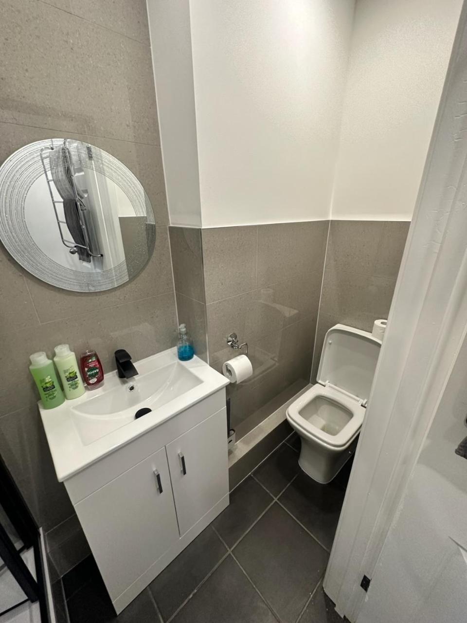 Modern Flat In Central Egham By Windsor Castle, Staines-Upon-Thames And Heathrow Airport Esterno foto
