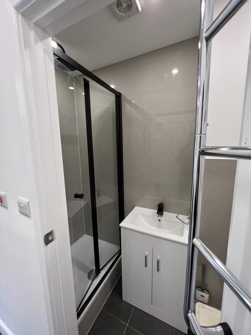 Modern Flat In Central Egham By Windsor Castle, Staines-Upon-Thames And Heathrow Airport Esterno foto